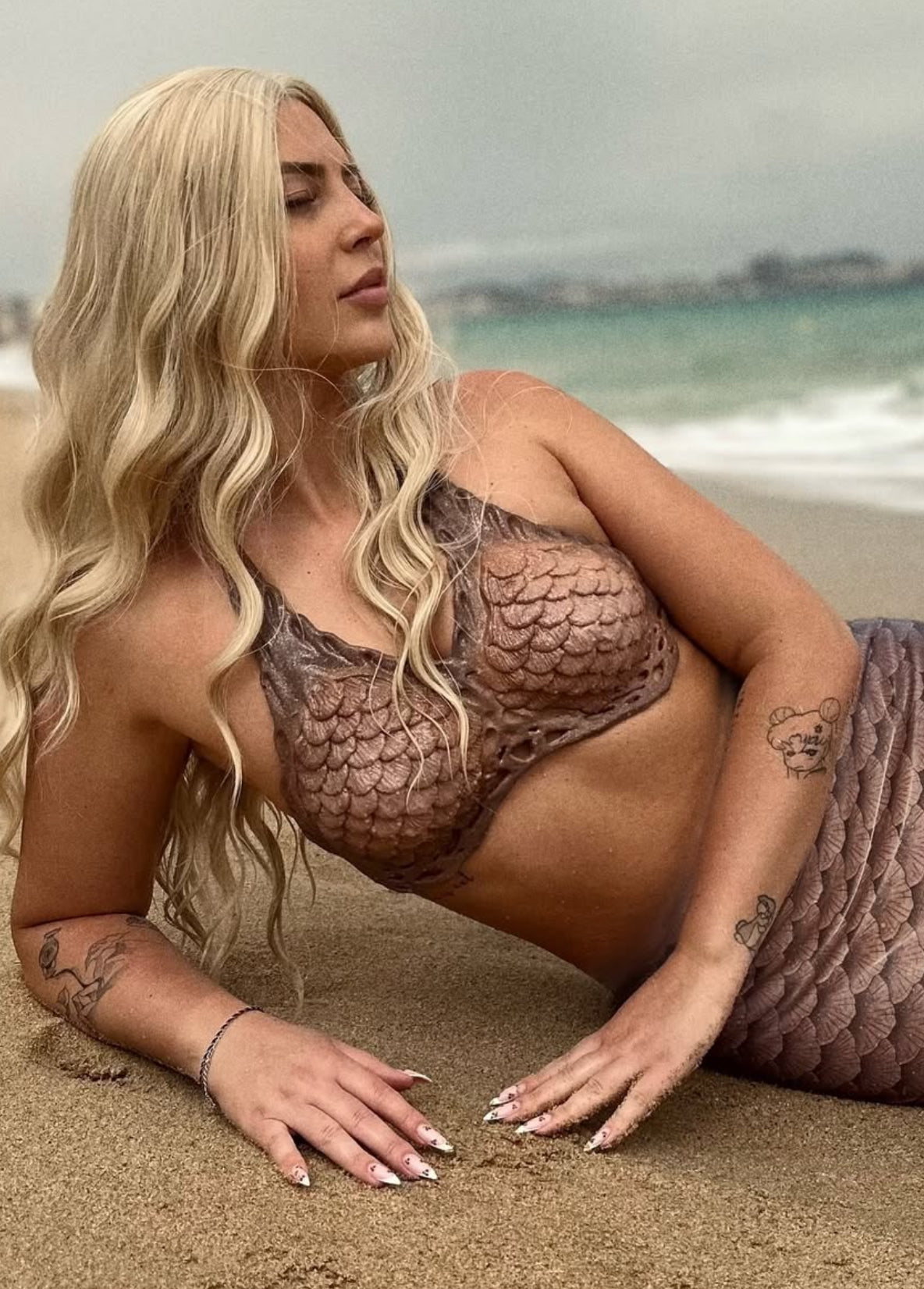 Editorial rose-gold tail